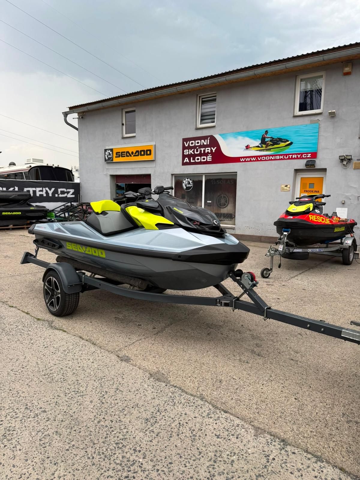 Vodní skútr Sea-Doo RXP 325 na přívěsu